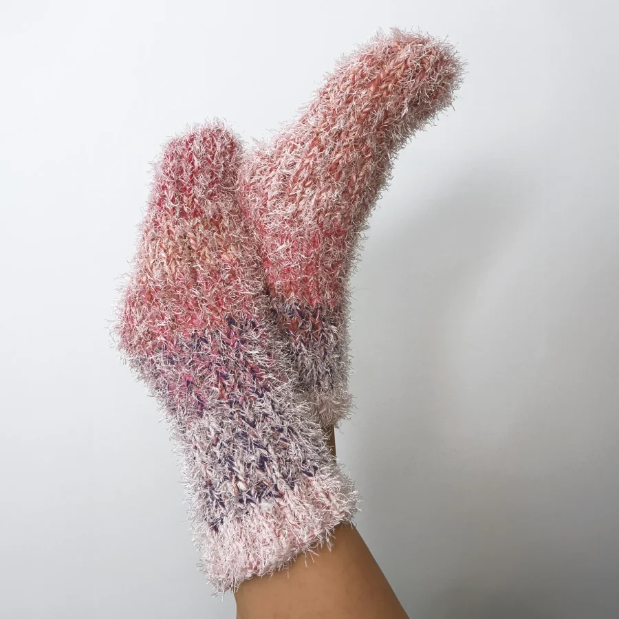 Socken in Pink - Handgefertigt für optimalen Komfort. Cozys. Slow Fashion. Made to slow down
