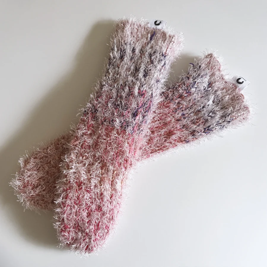 Socken in Pink - Handgefertigt für optimalen Komfort. Cozys. Slow Fashion. Made to slow down