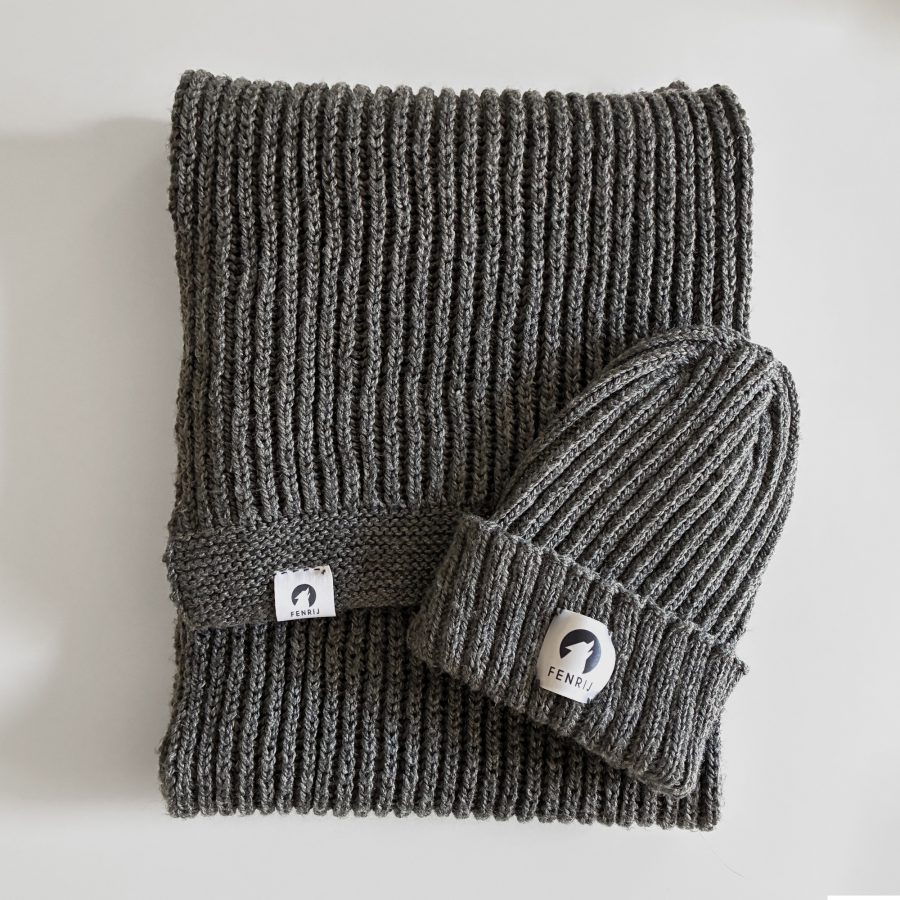 Dunkelgrauer oversized Schals mit passender Wollmütze, Beanie, Slow Fashion