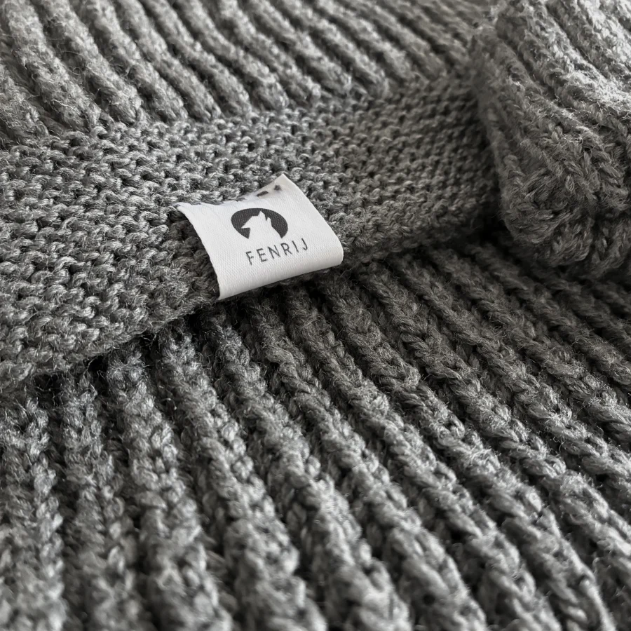 Dunkelgrauer oversized Schals mit passender Wollmütze, Beanie, Slow Fashion