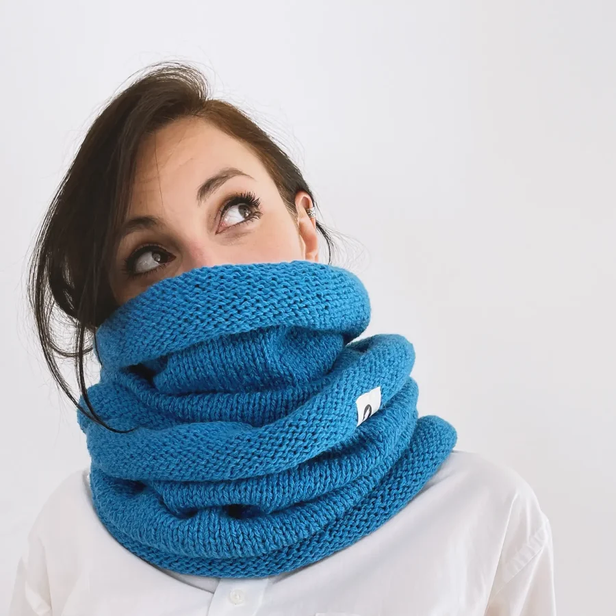 Slow Fashion XXL-Schal Jilij in blau - Detailansicht am Model