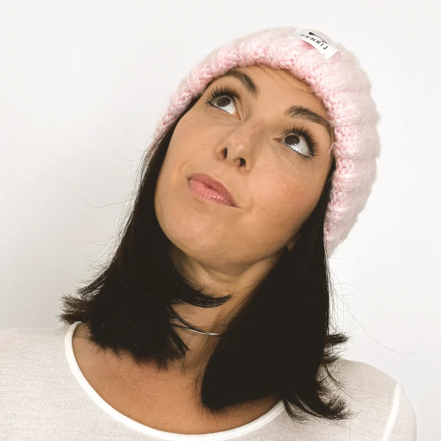 Handgestrickte Wollmütze Mykkij in rosa-weiß - Stylischer Kopfschutz
