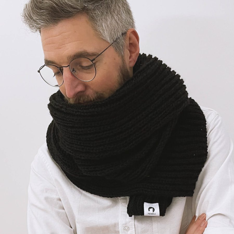 Handgestrickter XXL-Schal in schwarz Bodil - ein echtes Slow Fashion Unikat