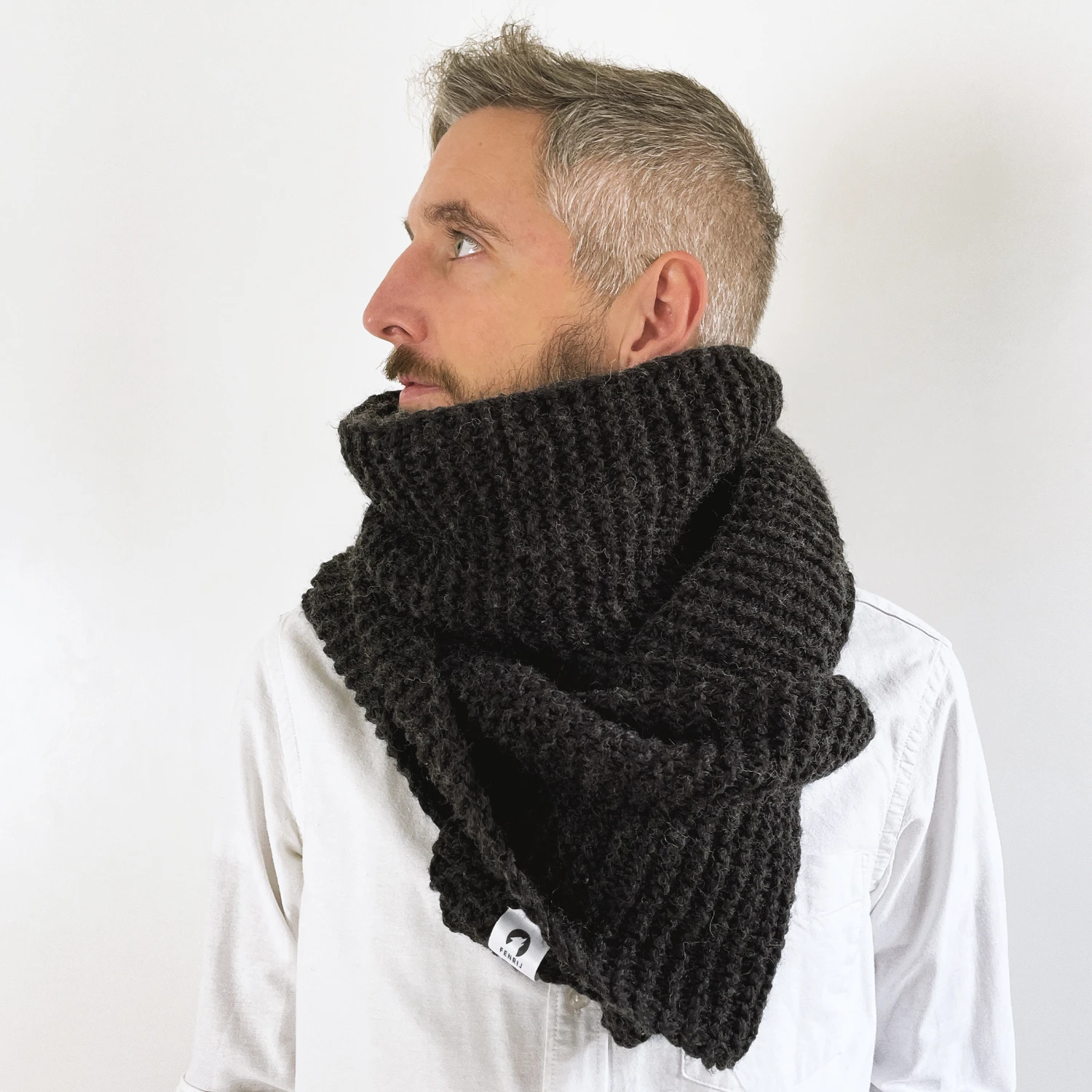 Slow Fashion XXL-Schal Yggdrasil in anthrazit - Detailansicht am Model