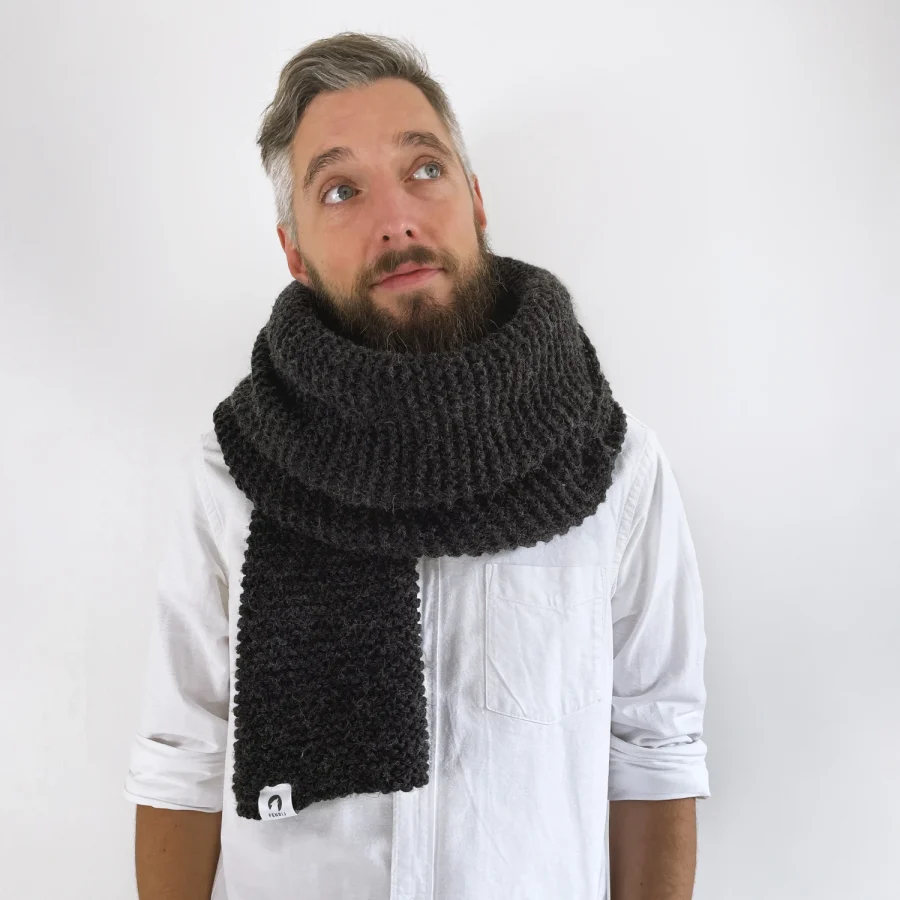 Handgestrickter XXL-Schal in anthrazit Yggdrasil - ein echtes Slow Fashion Unikat