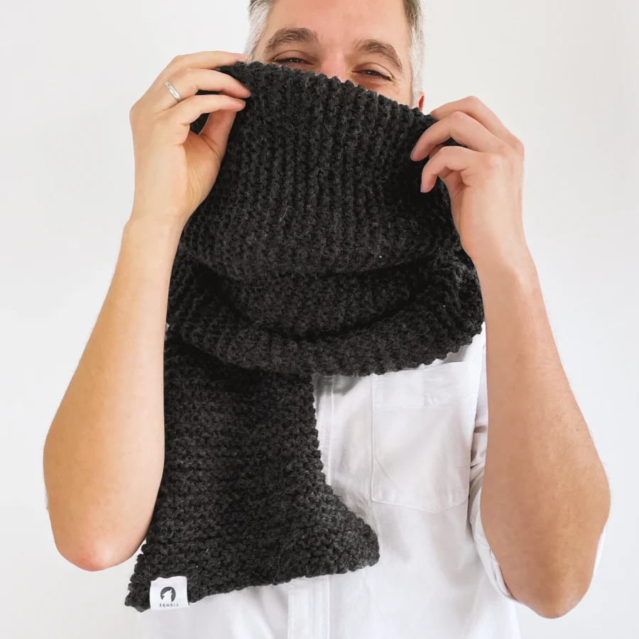 anthrazit XXL-Schal Yggdrasil - Handgestricktes Unikat in Aktion