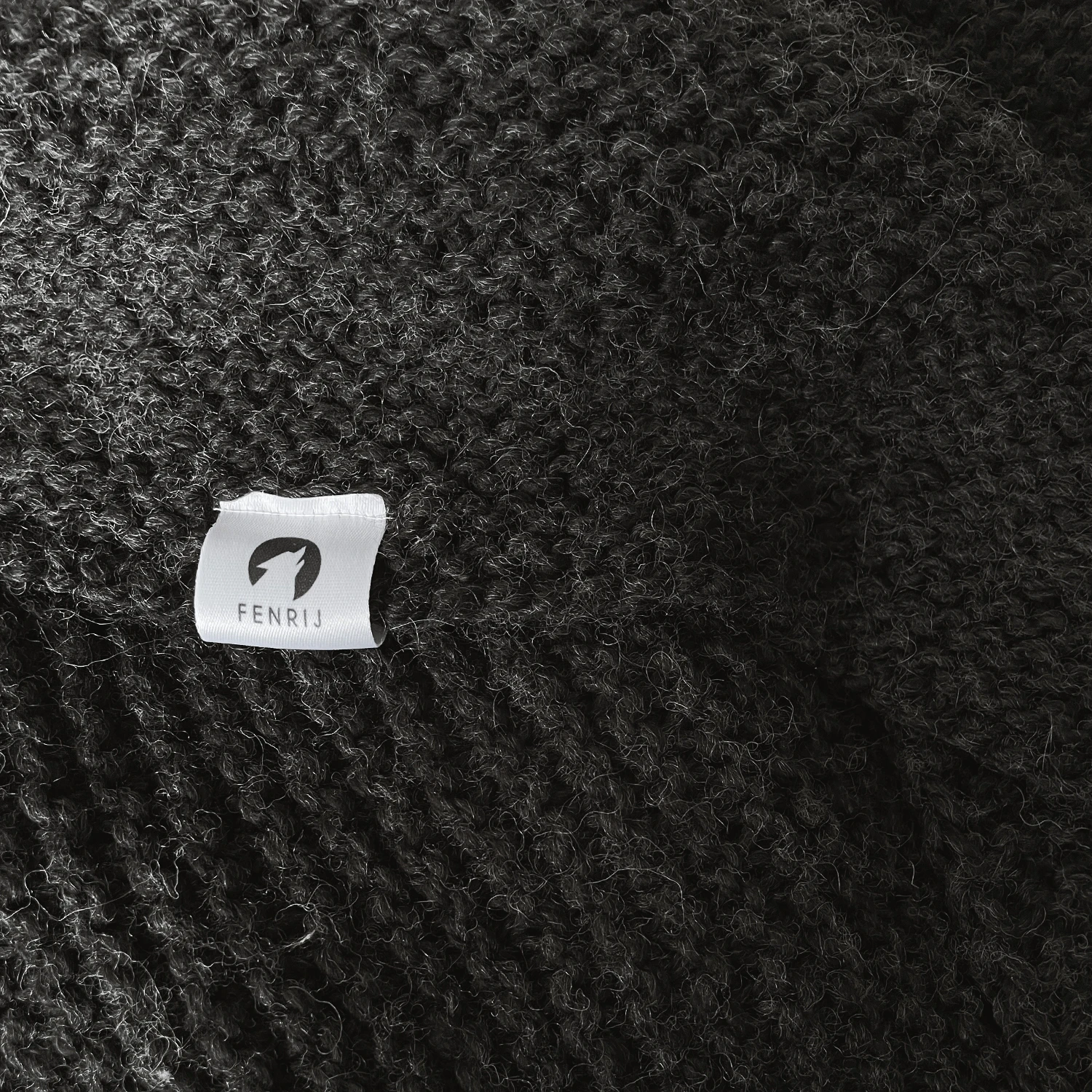 Detailaufnahme anthrazit XXL-Schal Yggdrasil - Handgestricktes Unikat