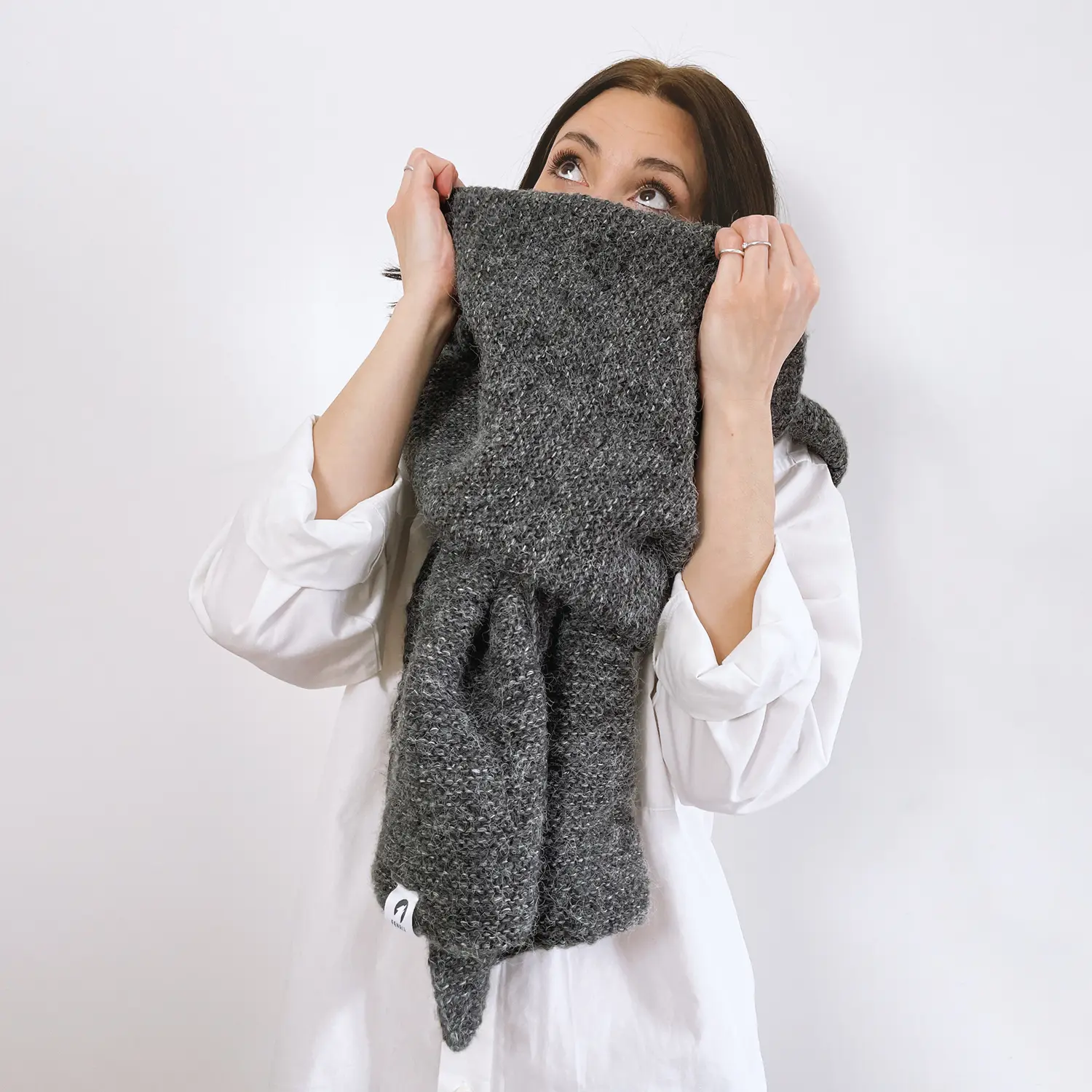 Handgestrickter XXL-Schal in dunkelgrau Torkjld - ein echtes Slow Fashion Unikat