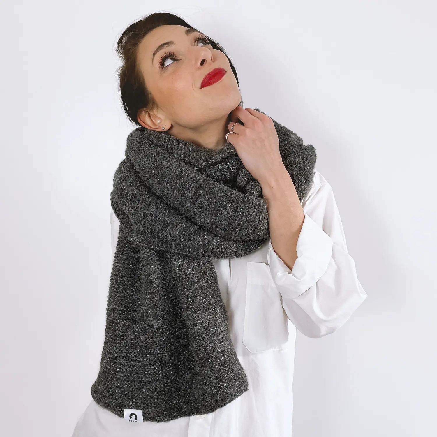 dunkelgrau XXL-Schal Torkjld - Handgestricktes Unikat in Aktion