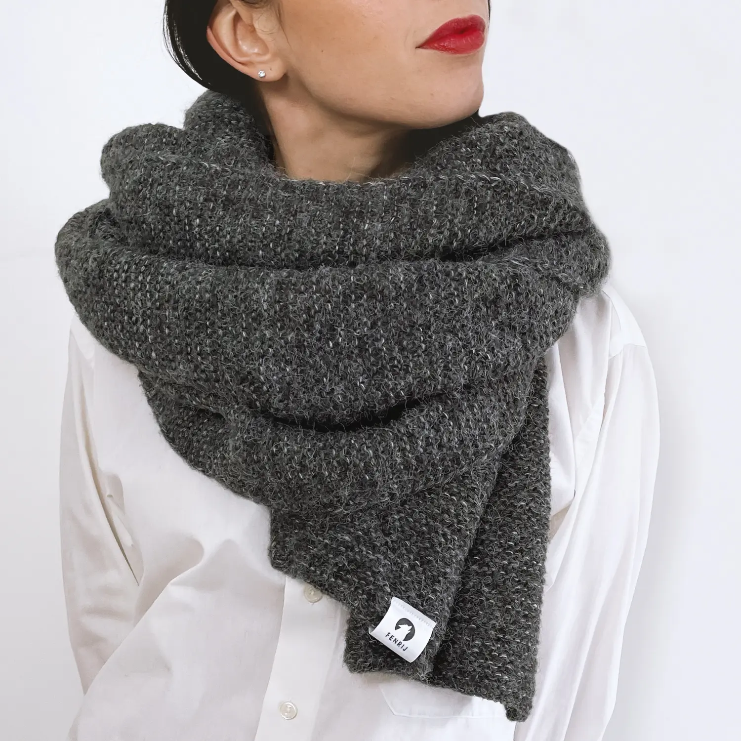 Slow Fashion XXL-Schal Torkjld in dunkelgrau - Detailansicht am Model