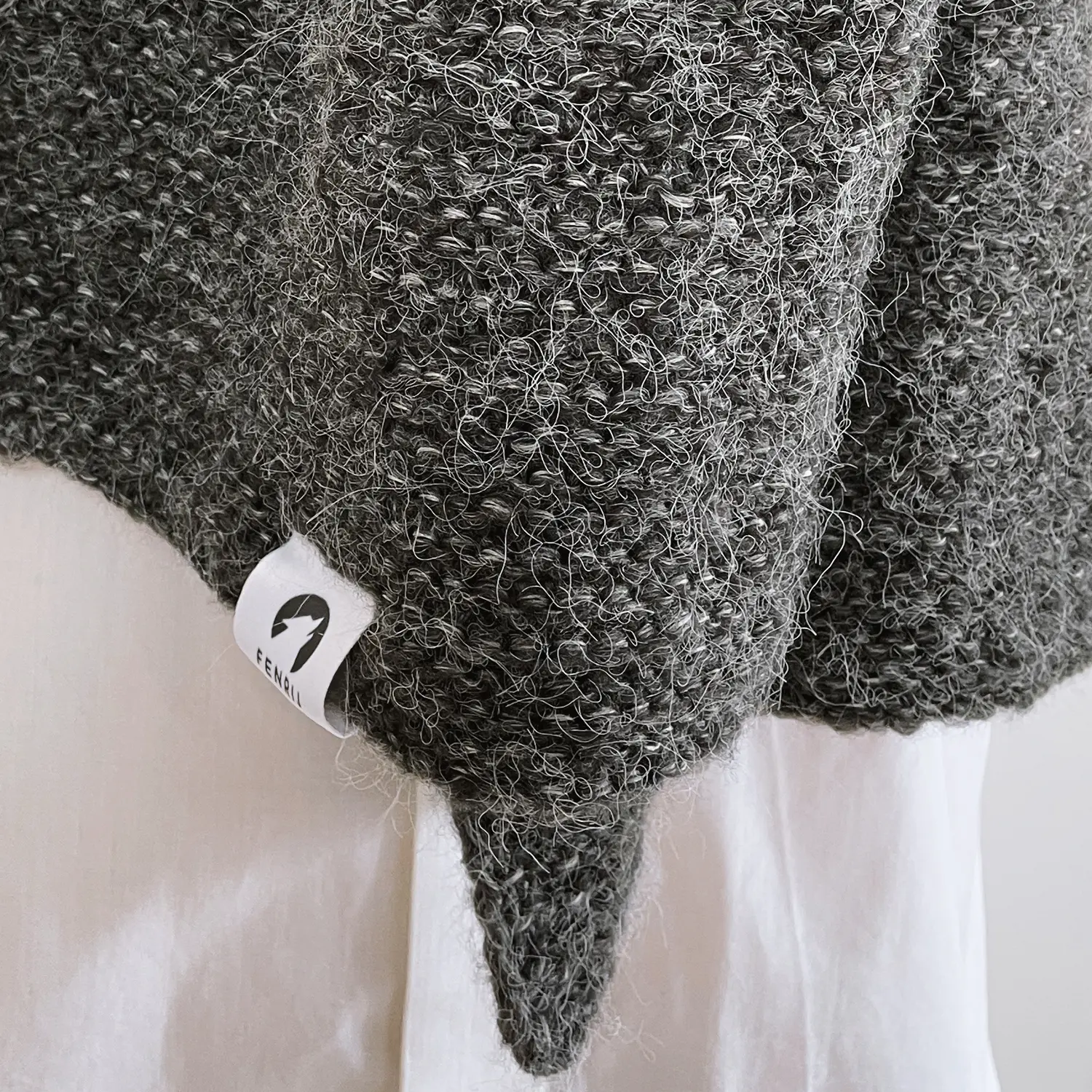Detailaufnahme dunkelgrau XXL-Schal Torkjld - Handgestricktes Unikat