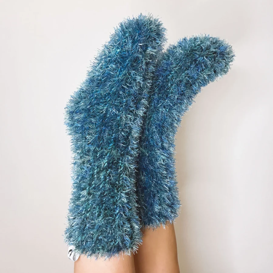 Socken in Blau - Handgefertigt für optimalen Komfort. Cozys. Slow Fashion. Made to slow down