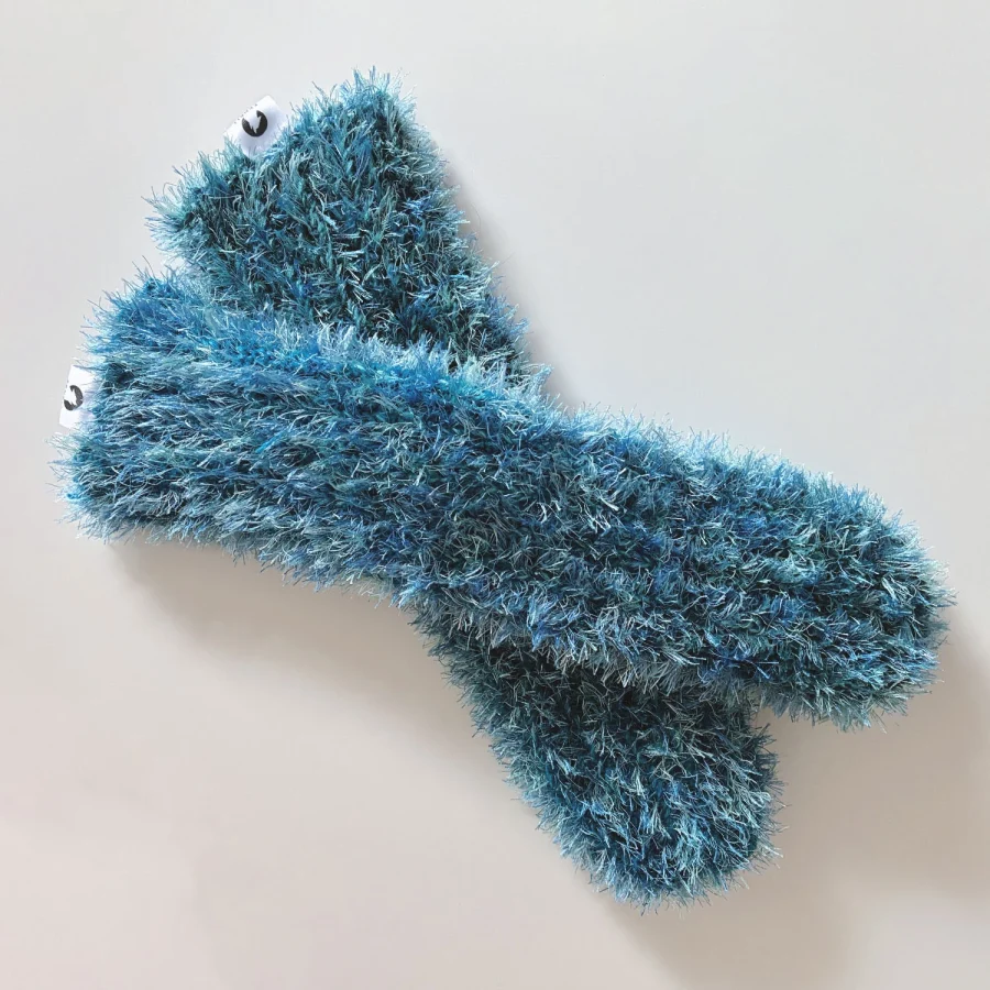 Socken in Blau - Handgefertigt für optimalen Komfort. Cozys. Slow Fashion. Made to slow down